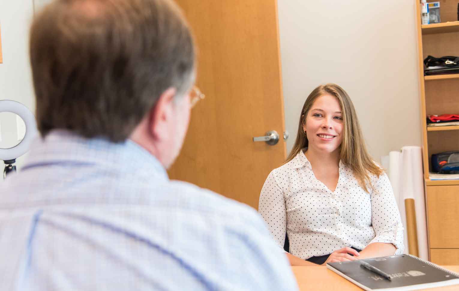 A student speaks with an advisor