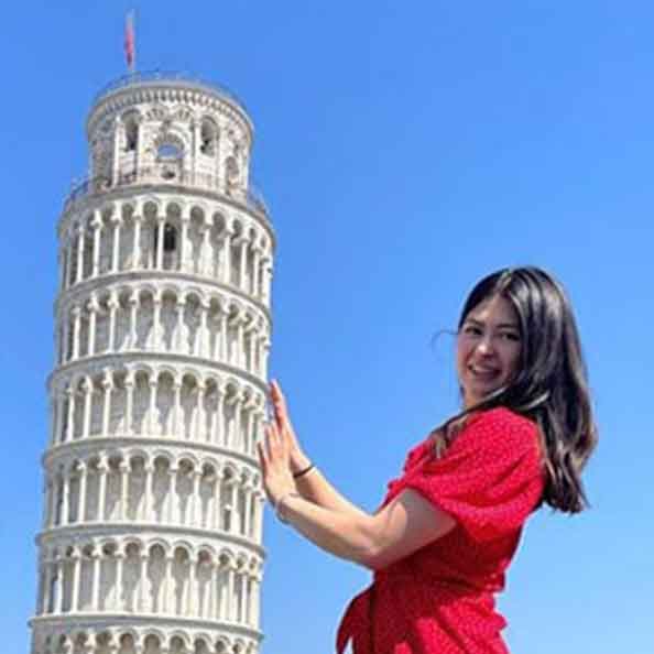 Isabella Poschmann poses next to the leaning tower of Pisa.