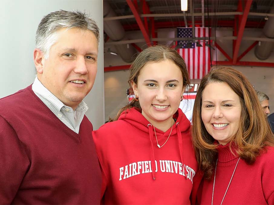 Image of parents and student posing for picture