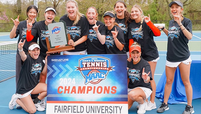 Group shot of women's tennis team celebrating their 2024 MAAC Championship with trophy.