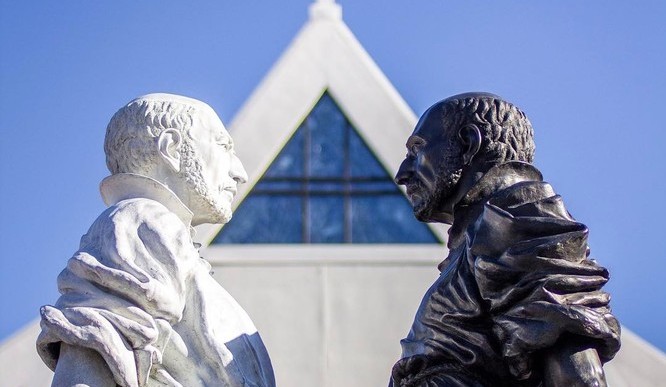 The examen statue of St. Ignatius outside of the Egan Chapel at Ƭapp.